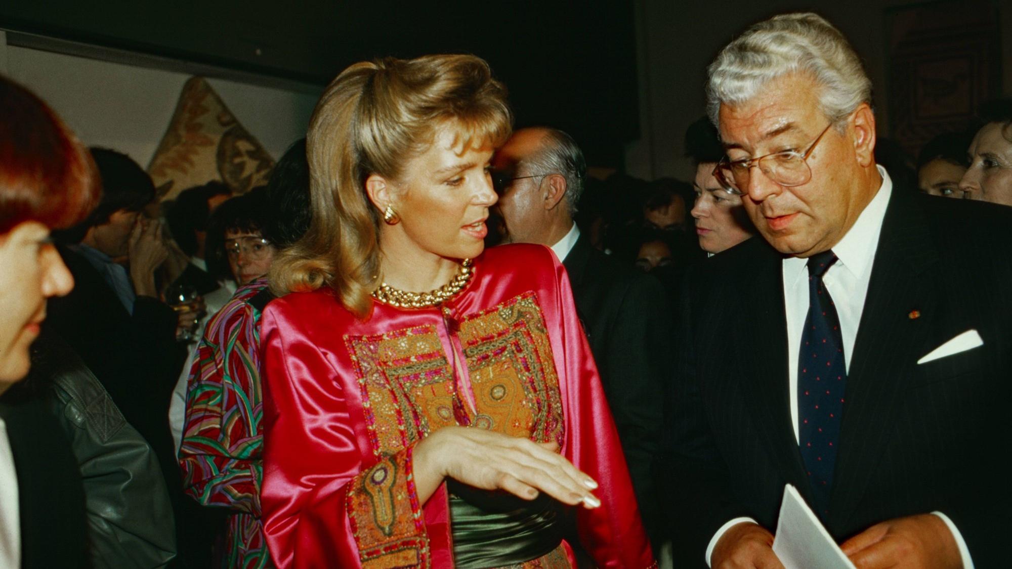 Königin Noor besucht mit Oberbürgermeister Norbert Burger eine Ausstellung in Köln.