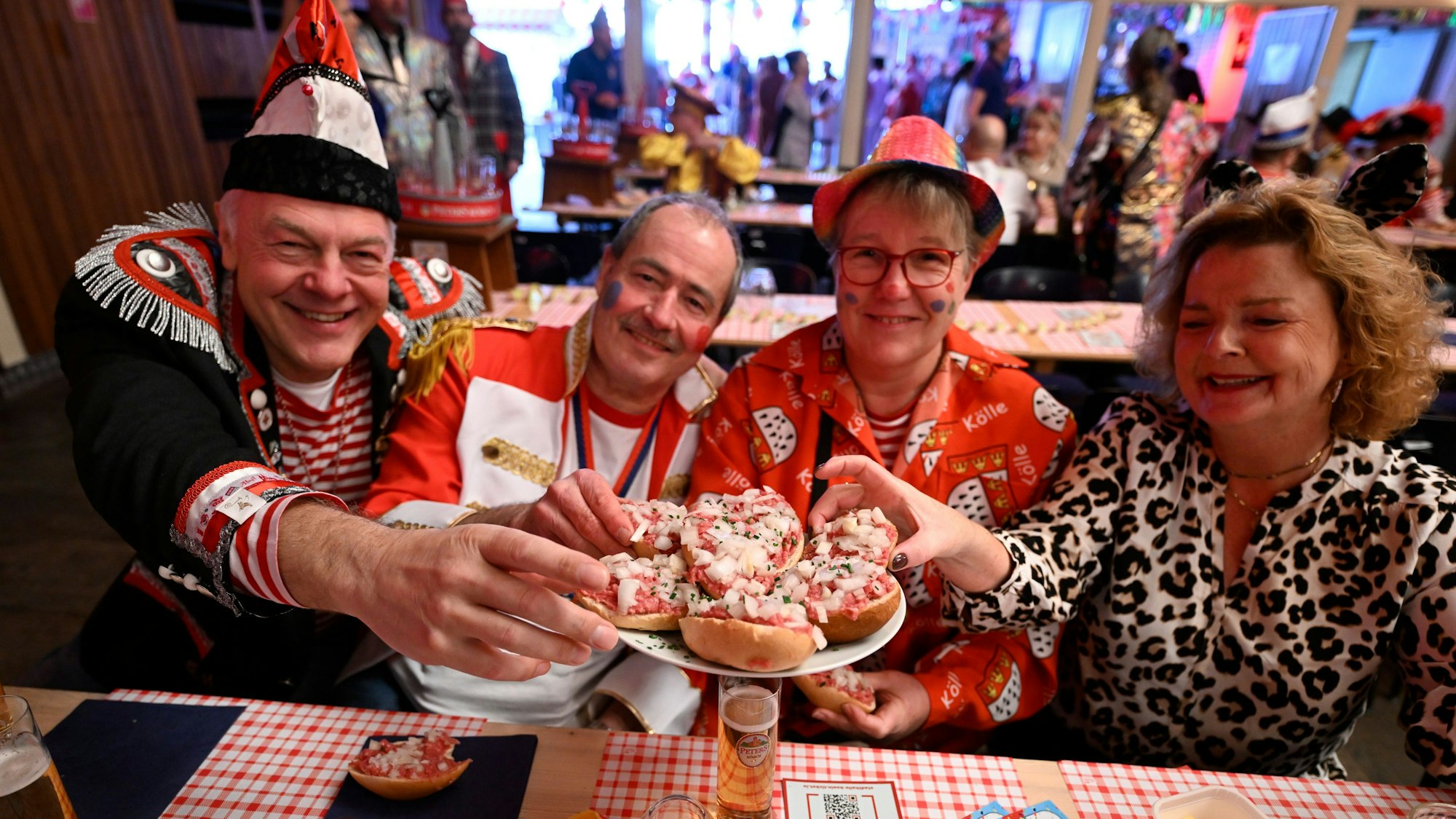 Eine Karnevalssitzung in der Mülheimer Stadthalle ('Mettmahl-Karnevalssitzung 2025).