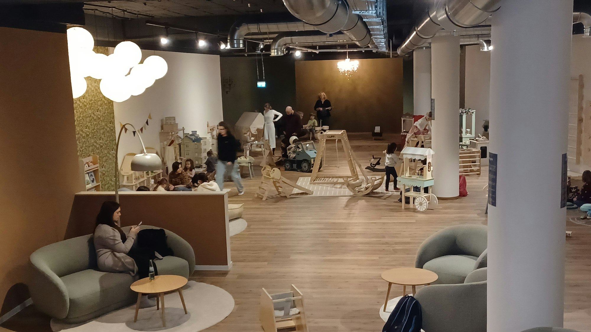 Ein großer freundlicher Räume mit mehreren Spielecken ist zu sehen.