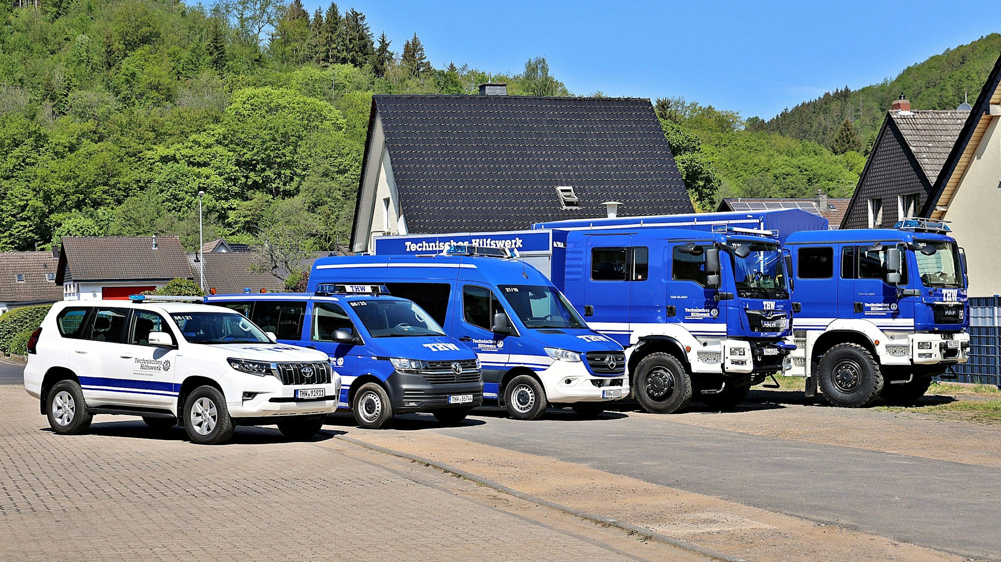Blick auf den Fuhrpark mit fünf Fahrzeugen.