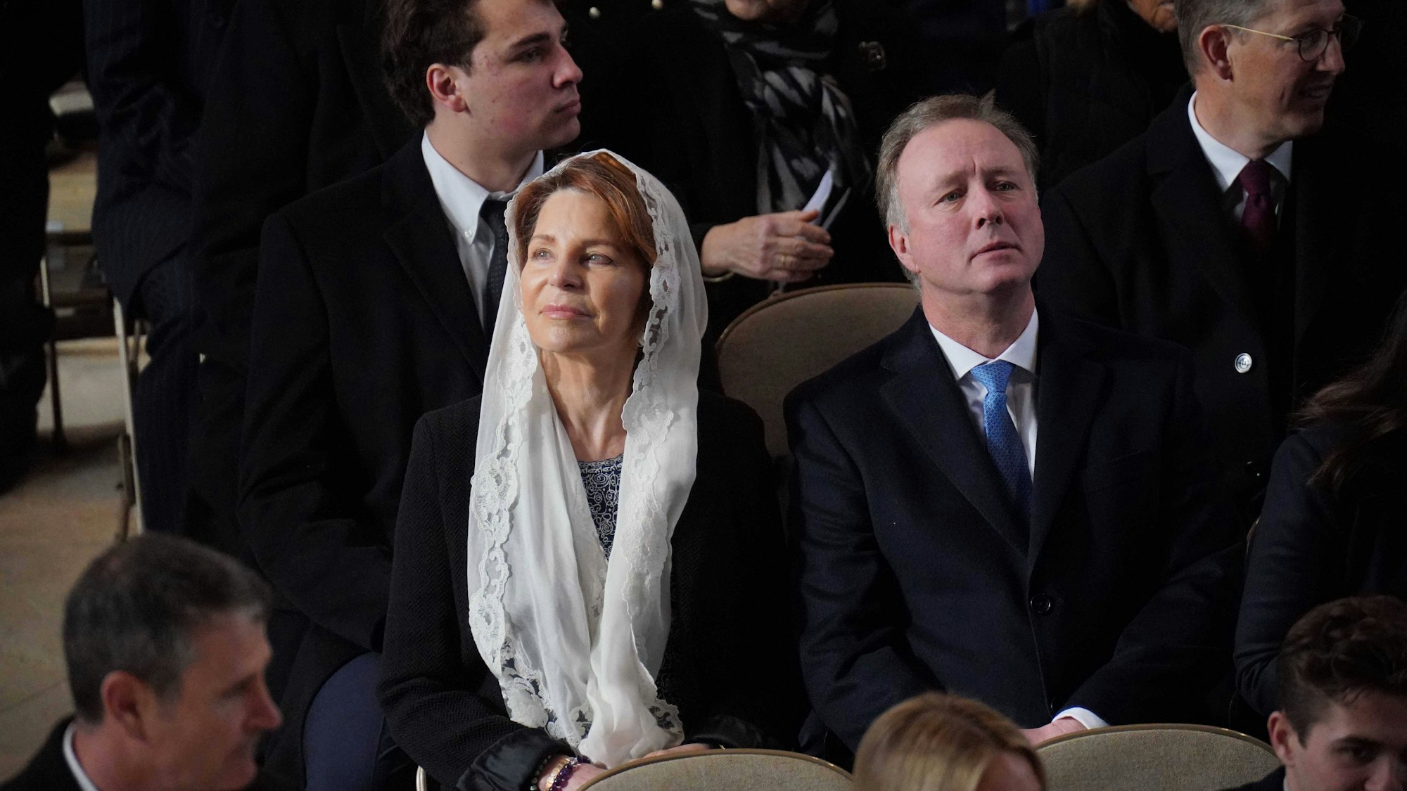 Königin Noor von Jordanien neben Prinz Gustav zu Sayn-Wittgenstein-Berleburg.