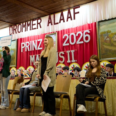 Kinder und Jugendliche spielen einen Sketch auf einer Bühne.