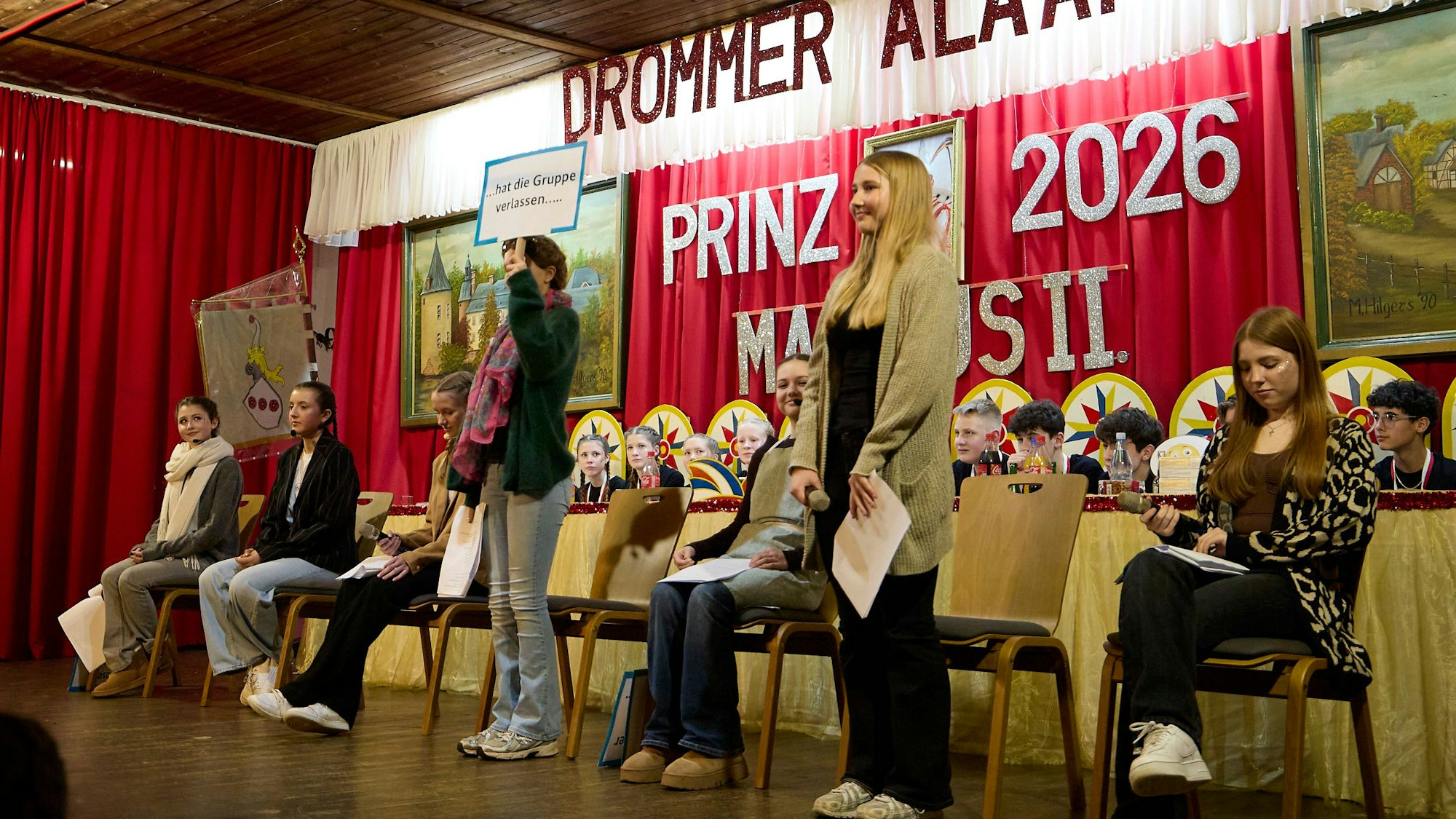 Kinder und Jugendliche spielen einen Sketch auf einer Bühne.