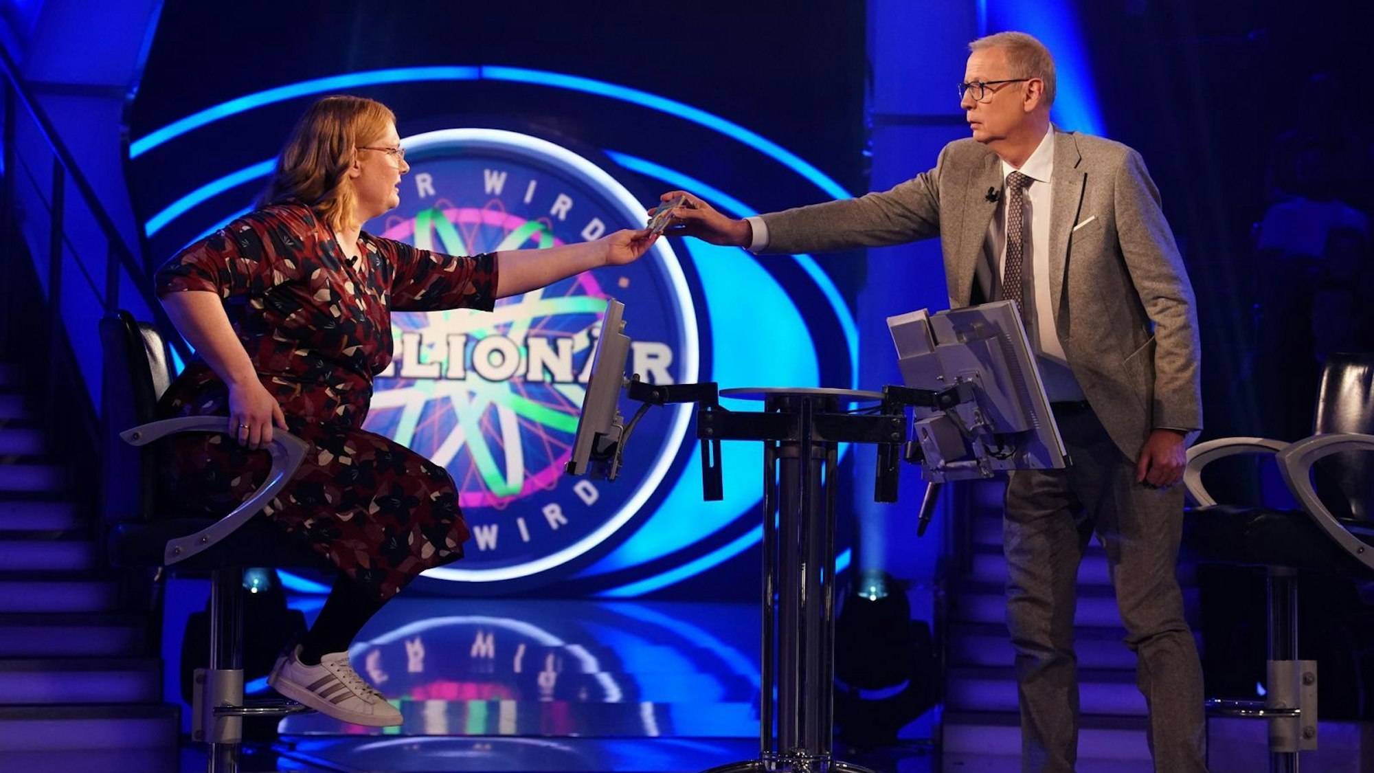 Kandidatin Stephanie Schumacher hatte es im Wesentlichen Günther Jauch zu verdanken, dass bei der 8.000-Euro-Frage noch nicht Schluss war. (Bild: RTL / Stefan Gregorowius)