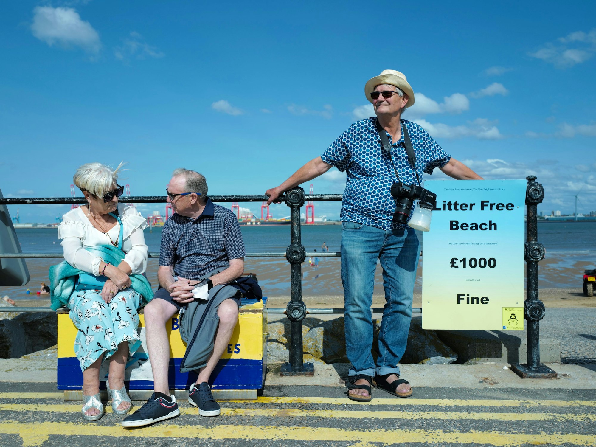 Martin Paar steht neben einem sitzenden Pärchen.