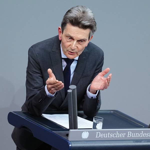 Rolf Mützenich spricht im Plenarsaal des Bundestags.