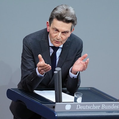 Rolf Mützenich spricht im Plenarsaal des Bundestags.