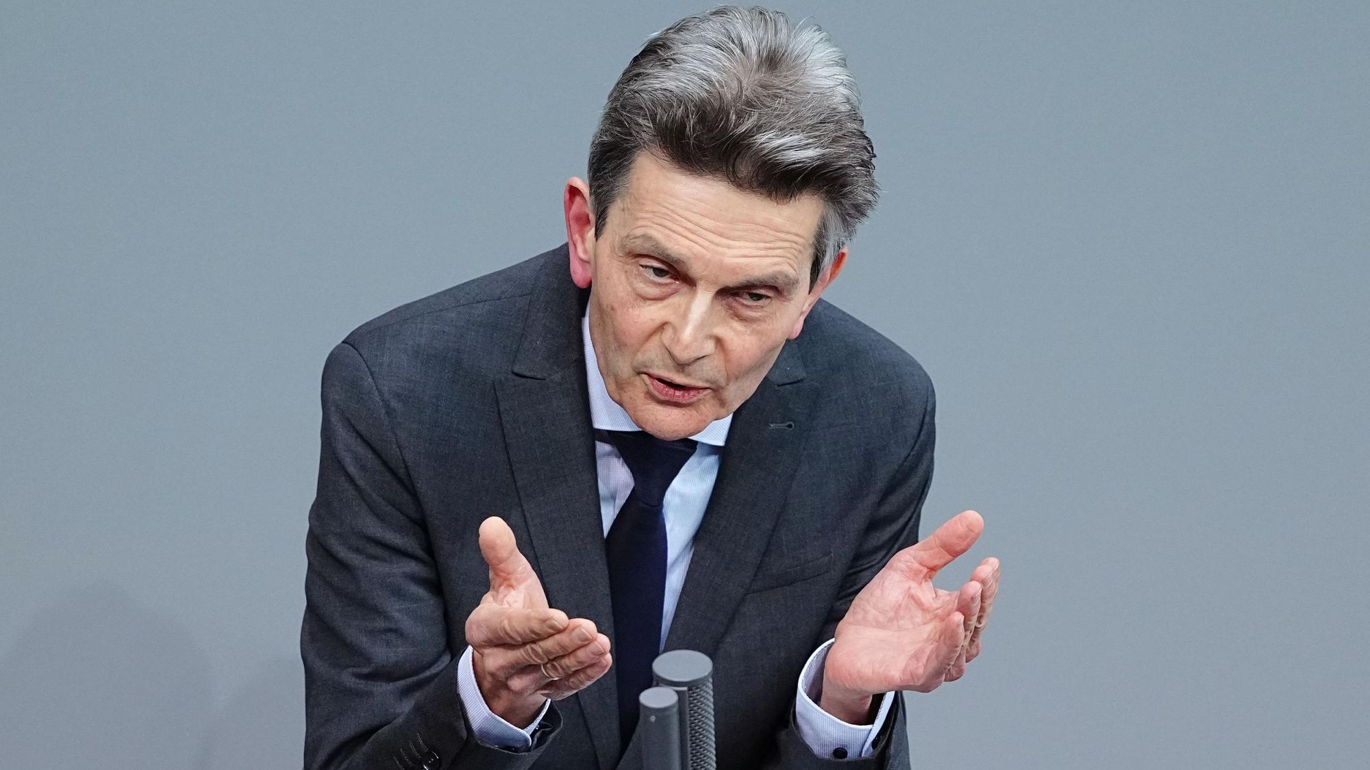 Rolf Mützenich spricht im Plenarsaal des Bundestags.