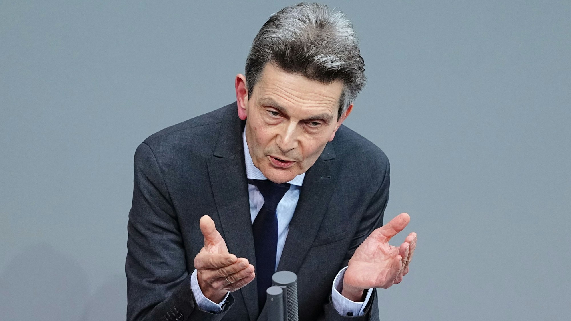 Rolf Mützenich spricht im Plenarsaal des Bundestags.