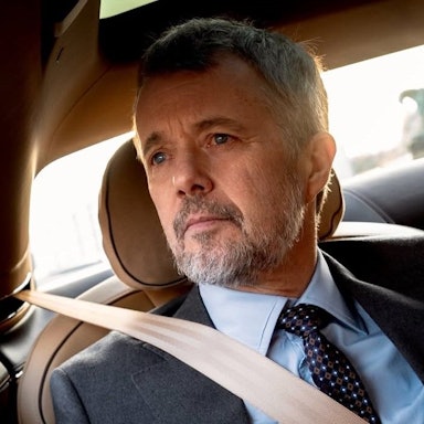 König Frederik schaut nachdenklich.