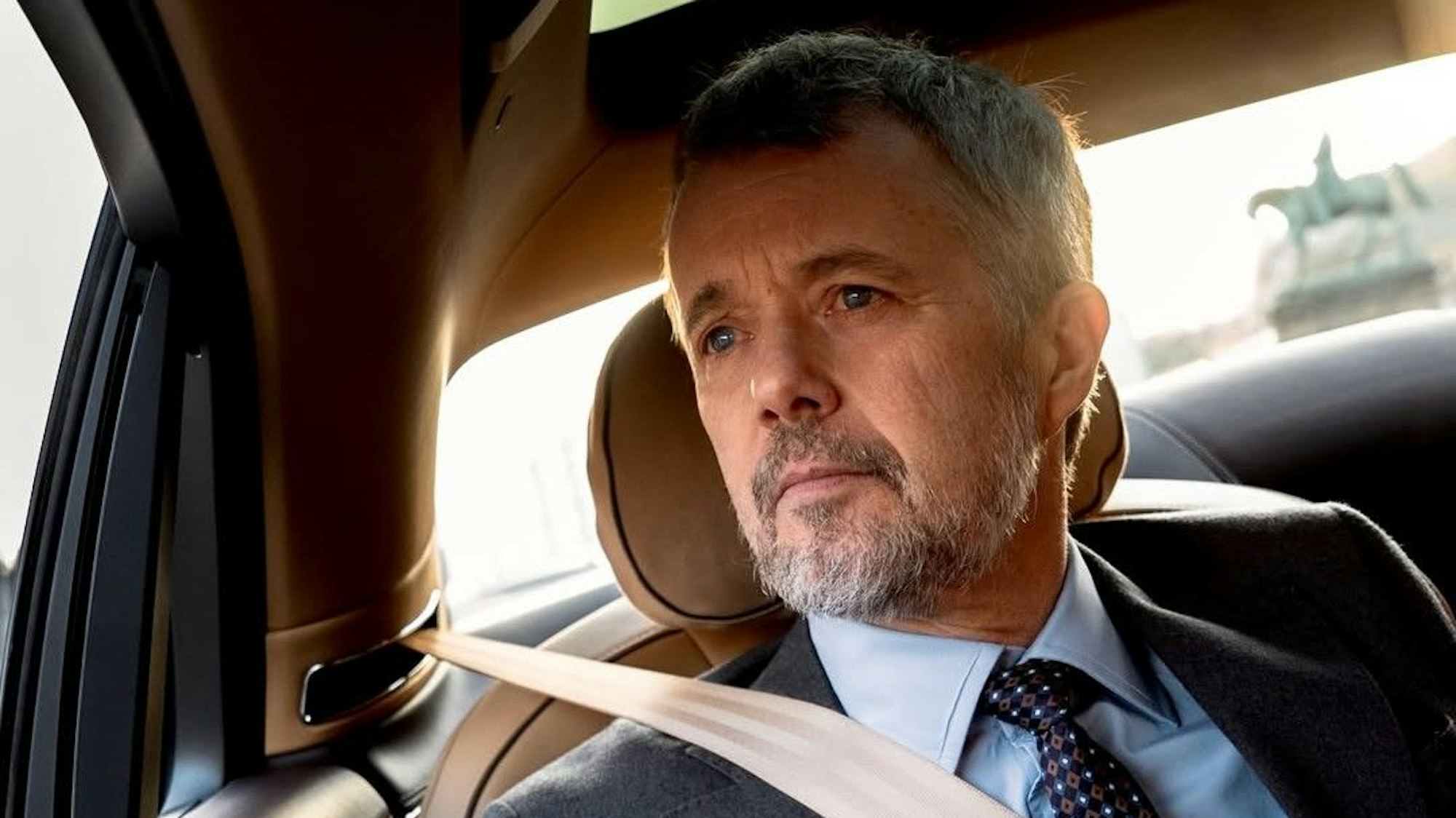 König Frederik schaut nachdenklich.