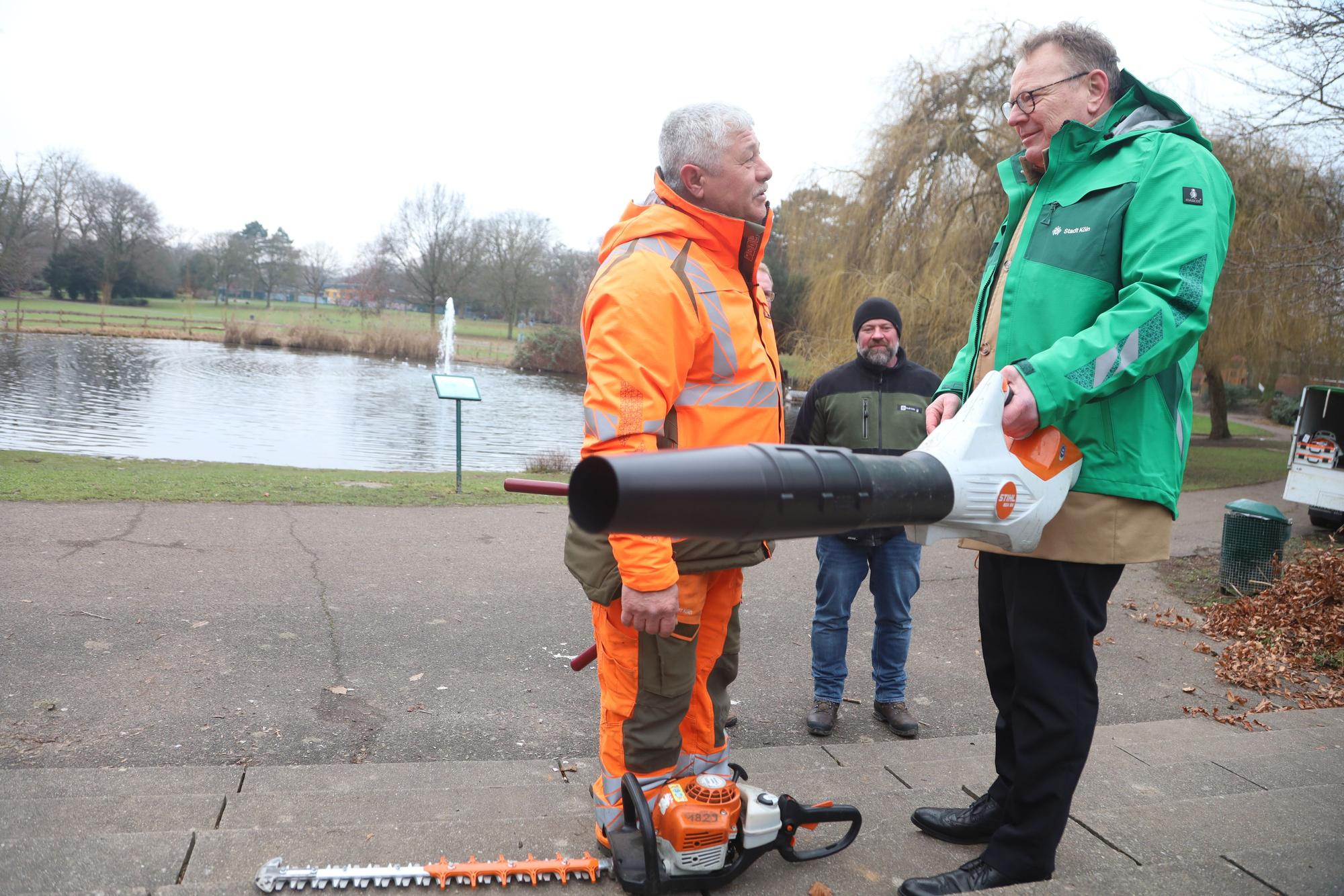 Oberbürgermeister Torsten Burmester besucht Mitarbeiter des Grünflächenamts und der AWB im Mülheimer Stadtgarten.