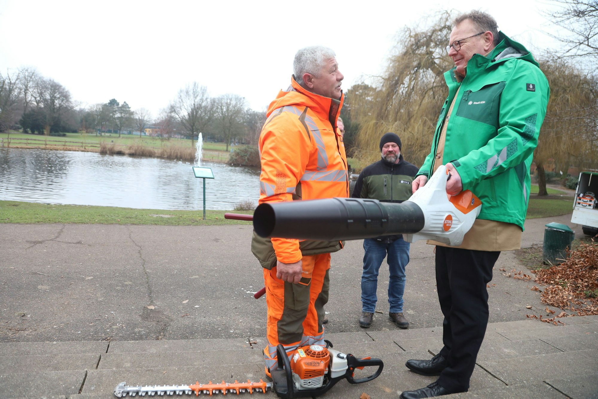 Oberbürgermeister Torsten Burmester besucht Mitarbeiter des Grünflächenamts und der AWB im Mülheimer Stadtgarten.