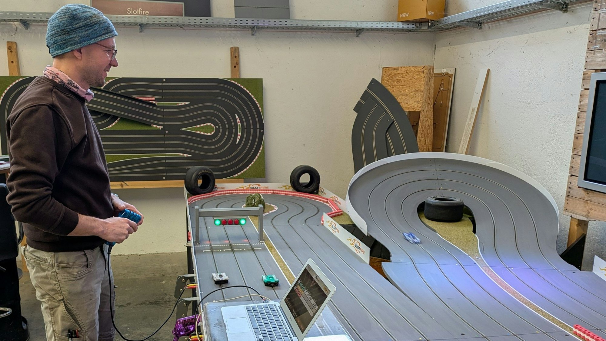 An Mann steht an einer Slotfire-Bahn.