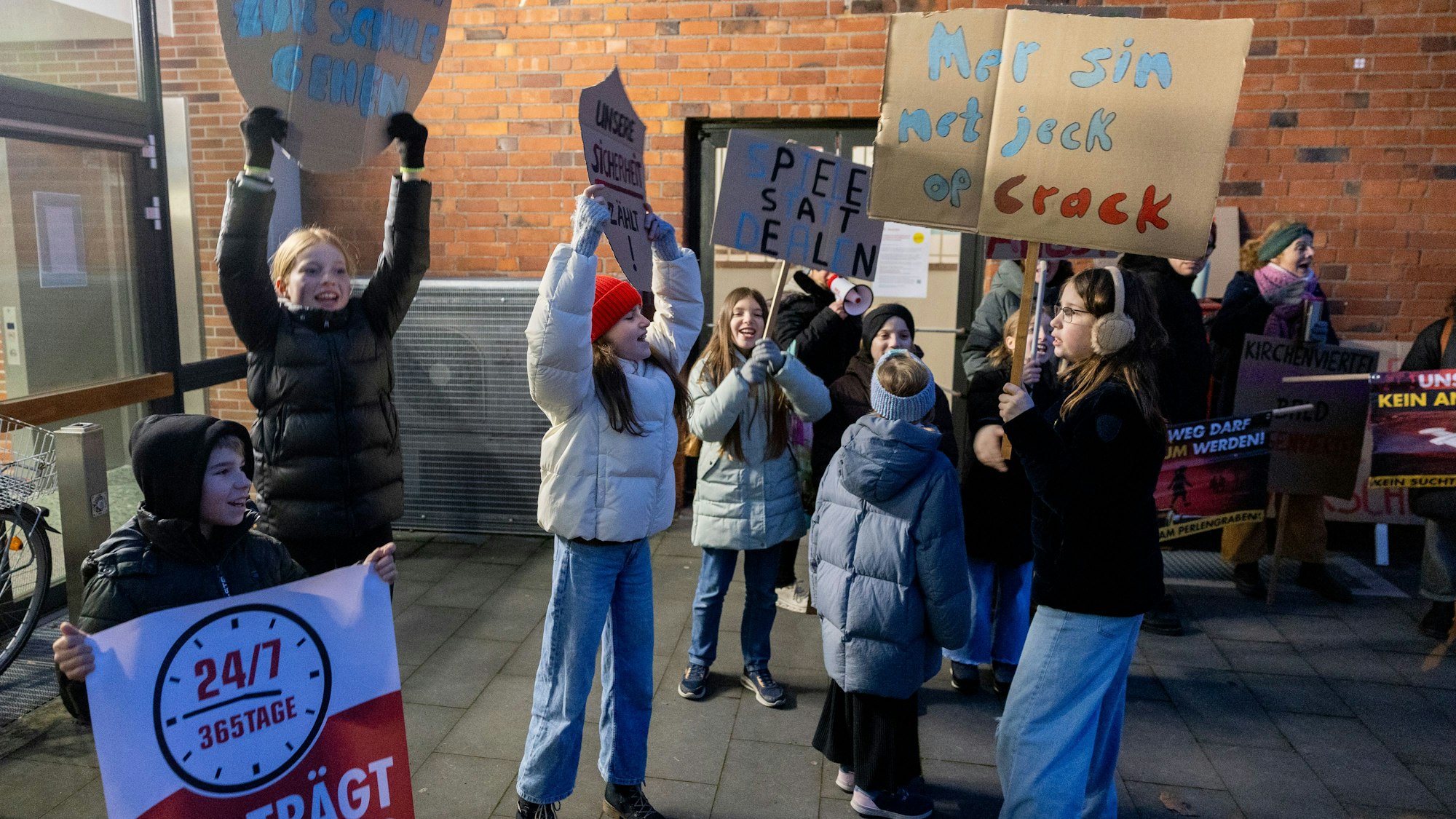 Vor der Infoveranstaltung zum geplanten Suchthilfezentrum am Perlengraben hatten sich Menschen mit Plakaten versammelt.