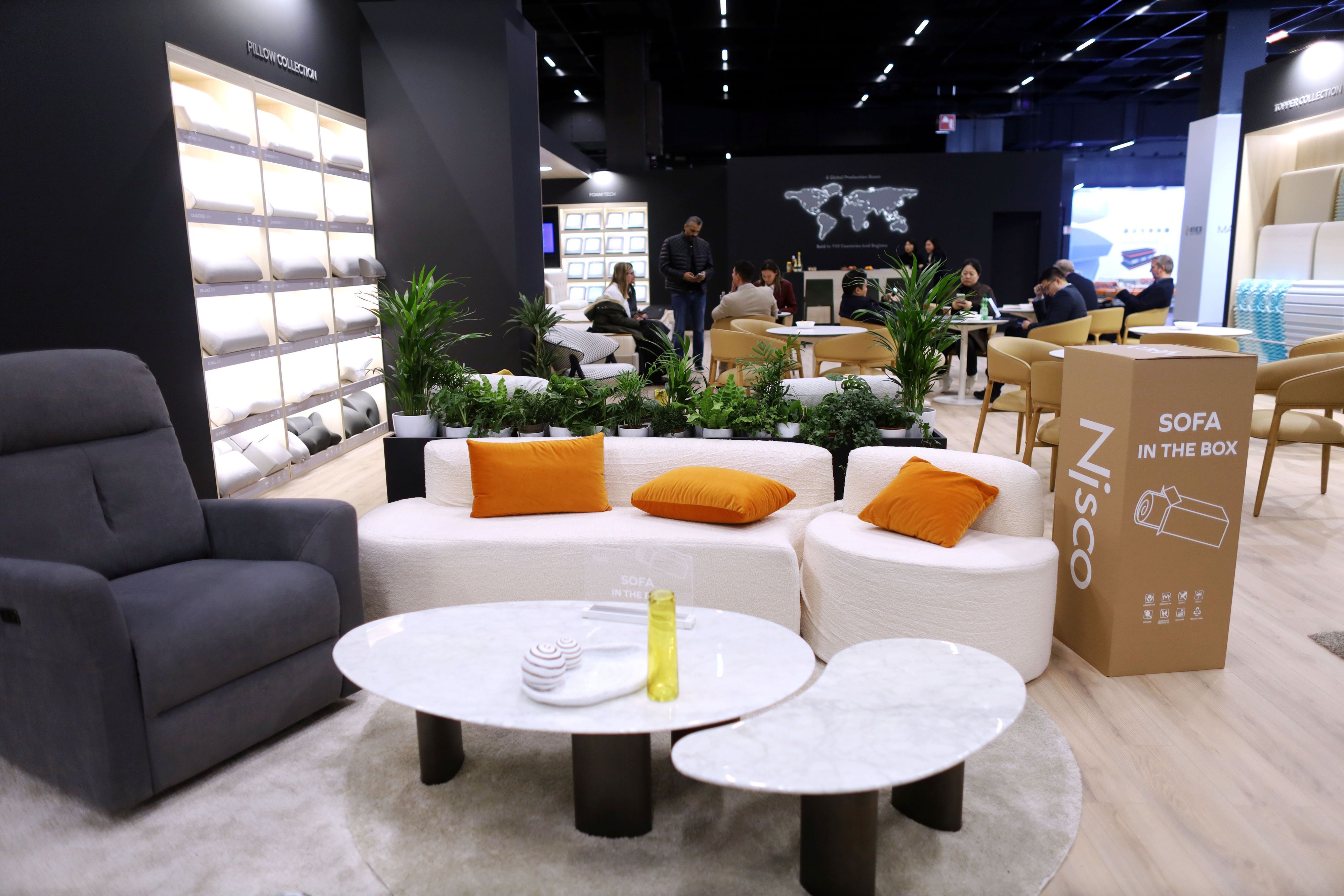 Köln ist mit mehreren Möbelmessen ein Zentrum der Industrie. Die Branche leidet unter billigen Importen aus Asien.