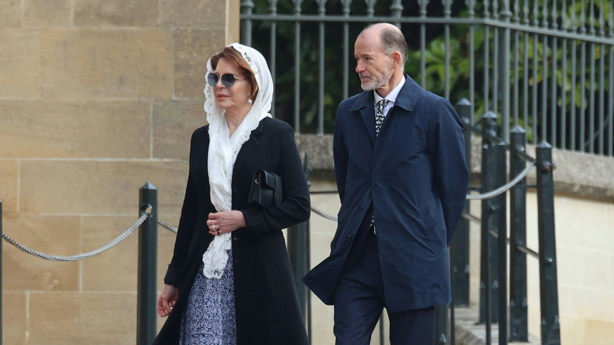 Königin Noor traf am 27. Februar 2024 gemeinsam mit Kyrill von Bulgarien zum Dankgottesdienst für König Konstantin II. von Griechenland auf Schloss Windsor ein.