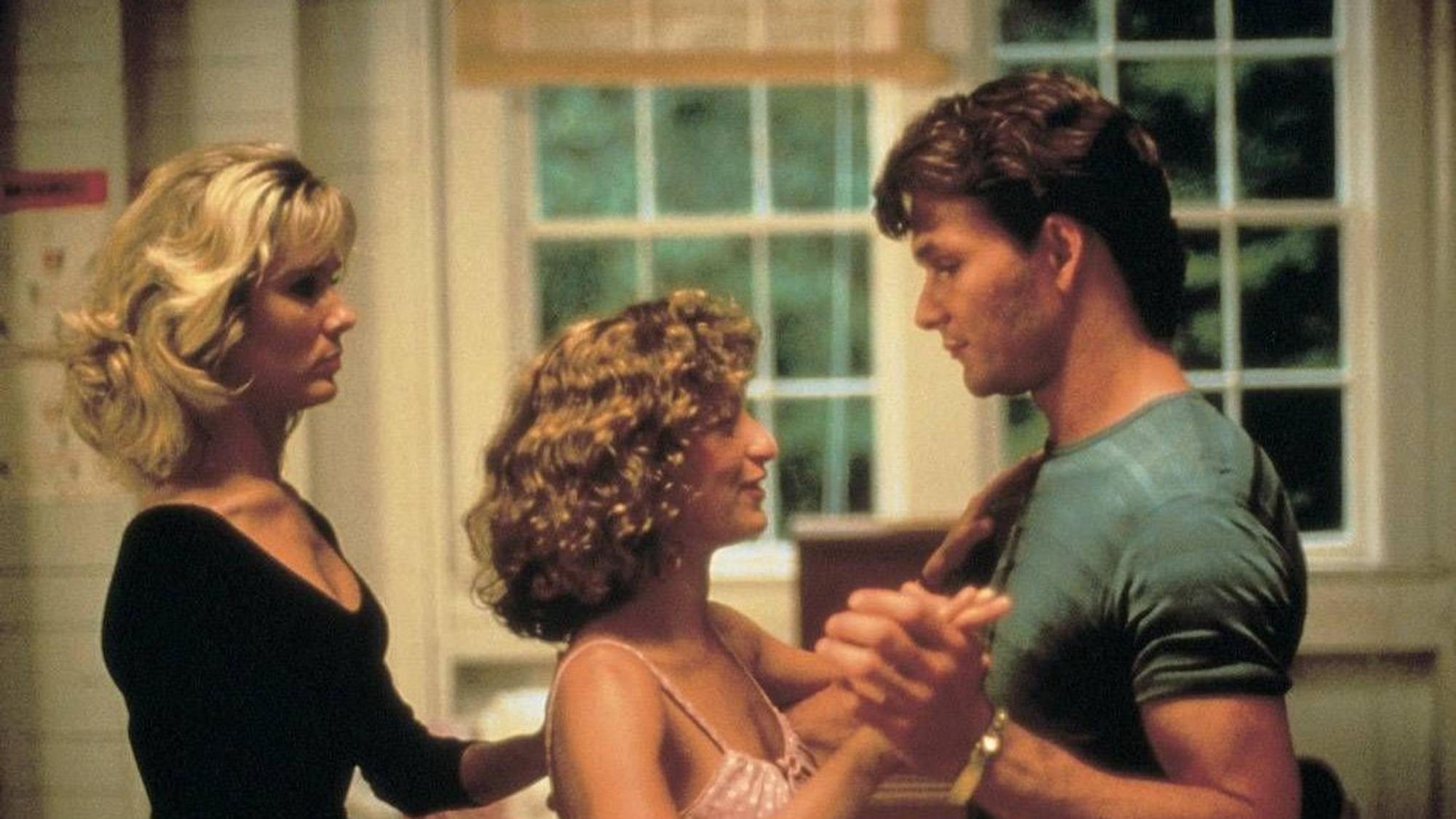 Cynthia Rhodes (l.), Jennifer Grey (M.) und Patrick Swayze (r.) in einer Szene aus dem Kultfilm „Dirty Dancing“.