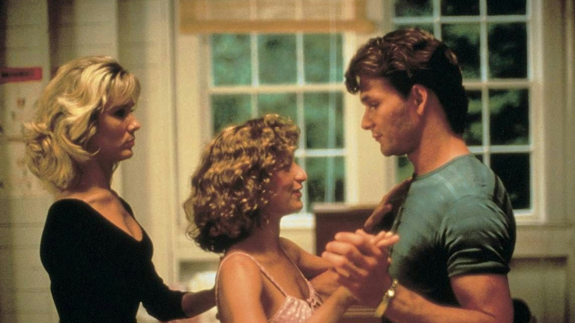 Cynthia Rhodes (l.), Jennifer Grey (M.) und Patrick Swayze (r.) in einer Szene aus dem Kultfilm „Dirty Dancing“.