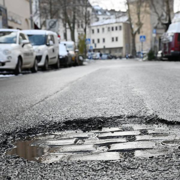 Schlagloch auf der Merowingerstraße in der Kölner Südstad