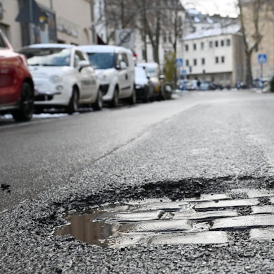 Schlagloch auf der Merowingerstraße in der Kölner Südstad