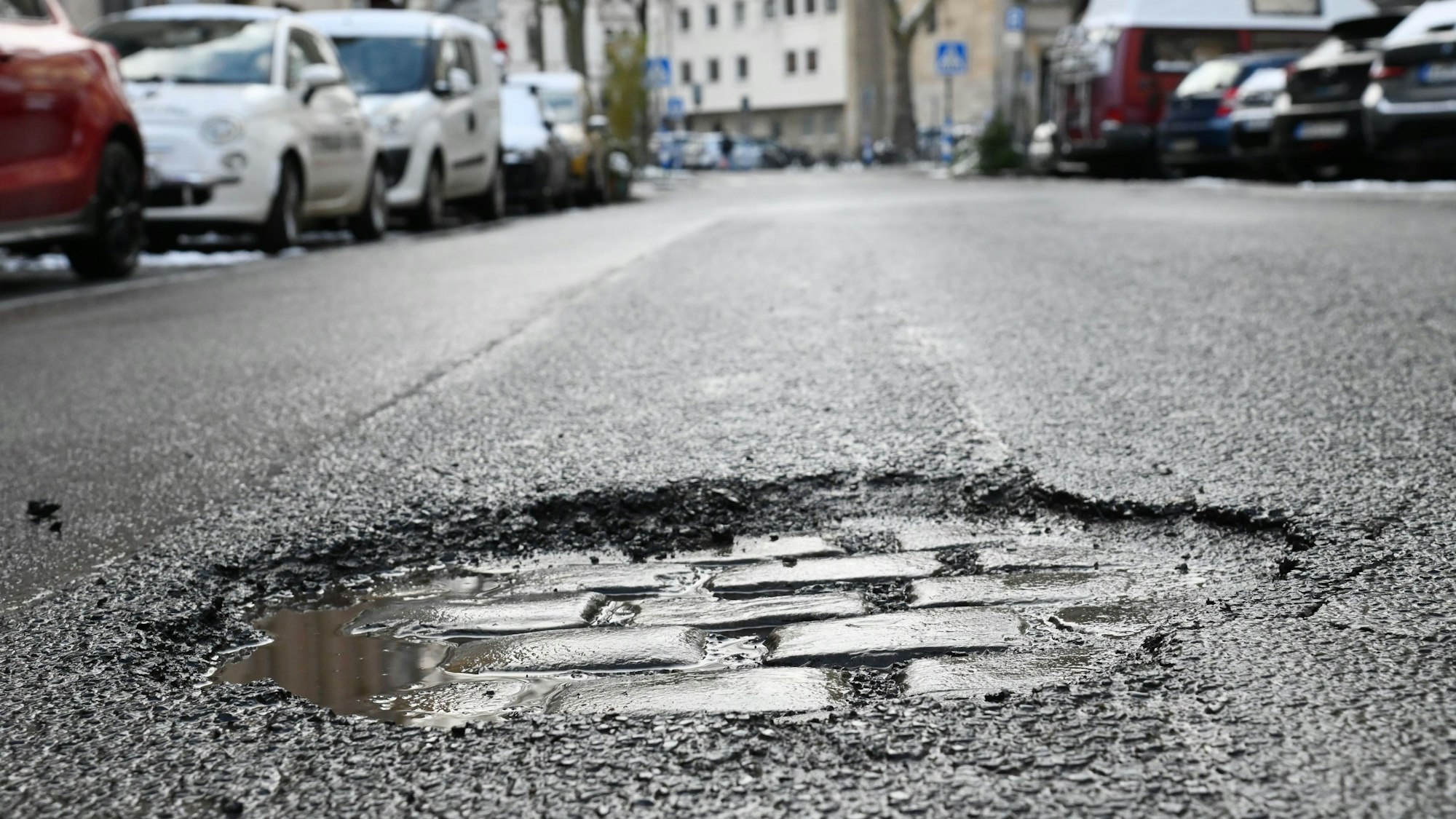 Schlagloch auf der Merowingerstraße in der Kölner Südstad