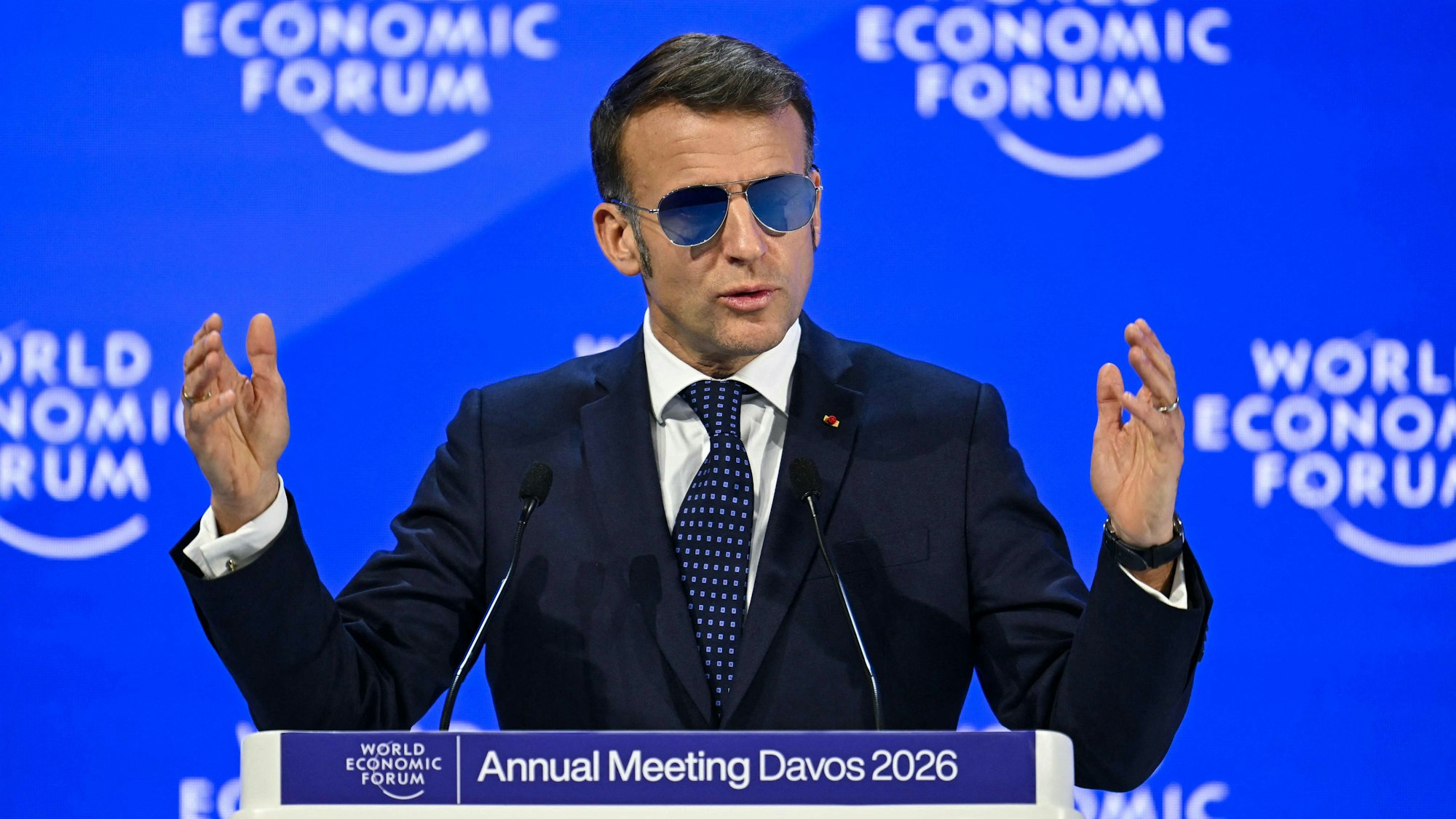 Frankreichs Staatspräsident Emmanuel Macron überraschte bei seiner Rede in Davos mit einer getönten Sonnerbrille.