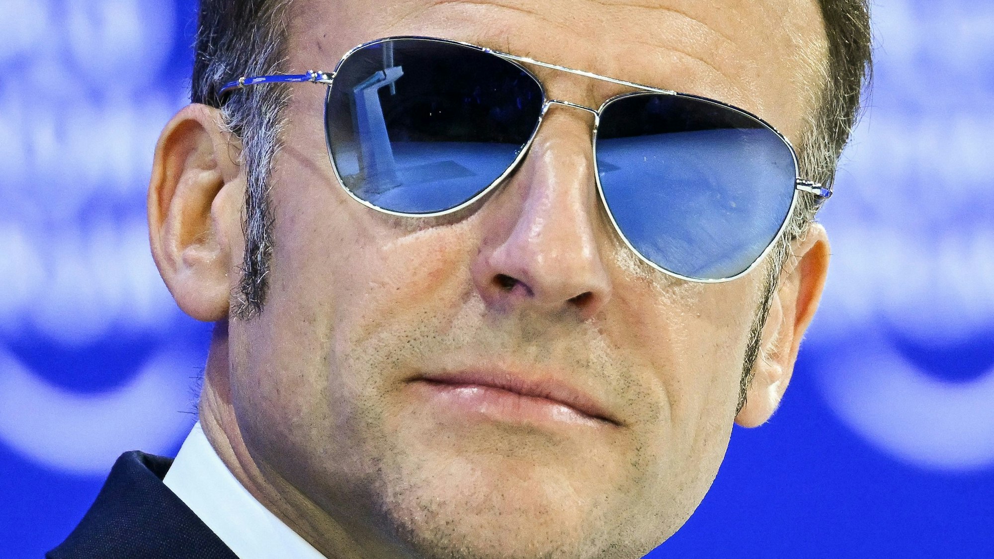 Frankreichs Staatspräsident Emmanuel Macron überraschte bei seiner Rede in Davos mit einer getönten Sonnerbrille.