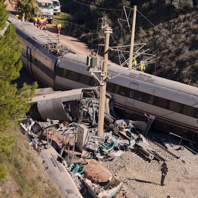 Beamte der Guardia Civil sammeln Beweismaterial neben dem Wrack von Zugwaggons, die an einem Zusammenstoß beteiligt waren. (Archivbild)