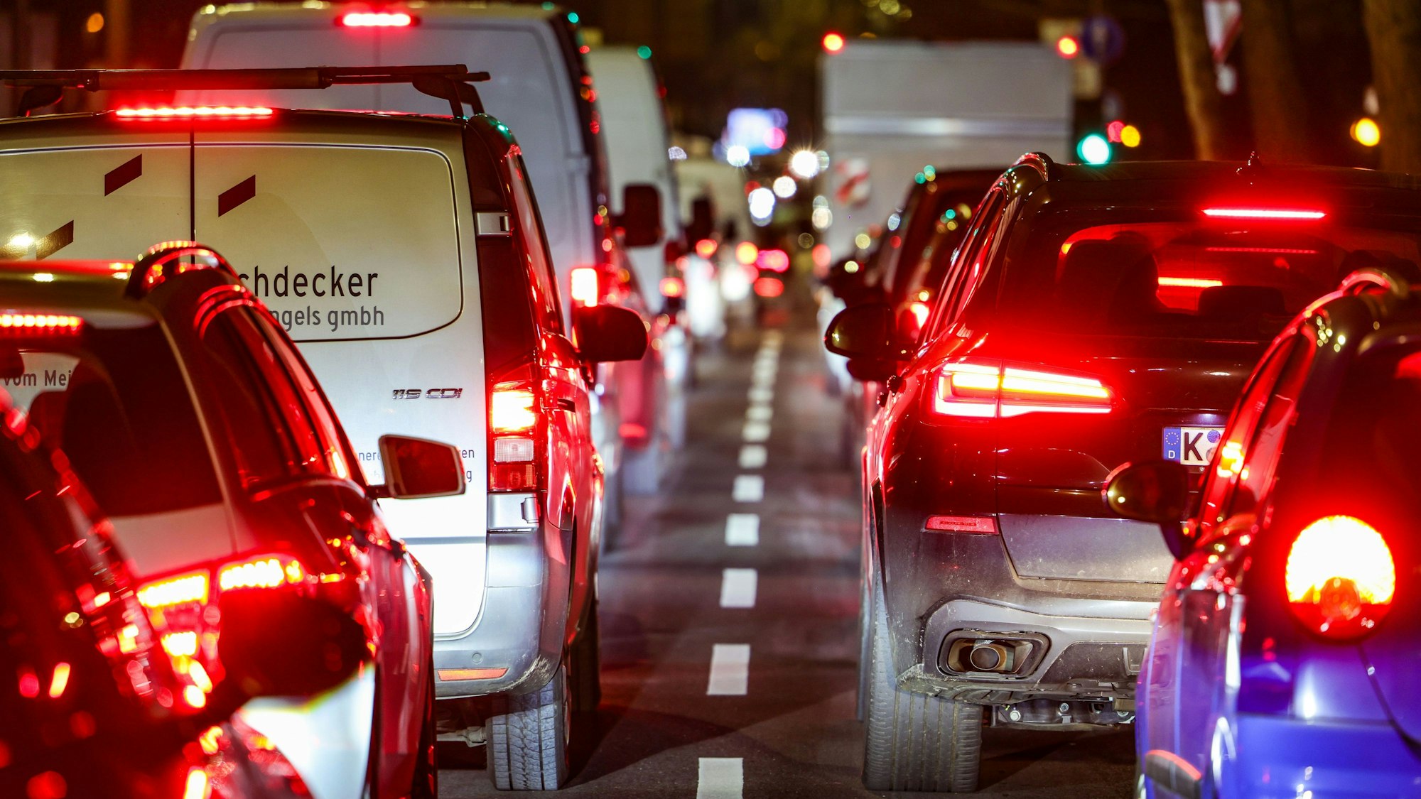 21.01.2026, Nordrhein-Westfalen, Köln: Fahrzeuge stehen im Stau in Berufsverkehr am Morgen auf der Inneren Kanalstraße in Köln. Foto: Christoph Reichwein/dpa +++ dpa-Bildfunk +++