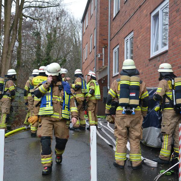 Auf dem Bild sind Feuerwehrleute aus Frechen bei einem Einsatz.