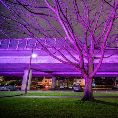Durchs Rasen-Pflanzlicht von Bayer 04 sieht es an der Stelze aus wie bei einer Party. Ein Funken Wahrheit ist da dran: Unter der Autobahn treffen sich regelmäßig Raser und Autoposer.