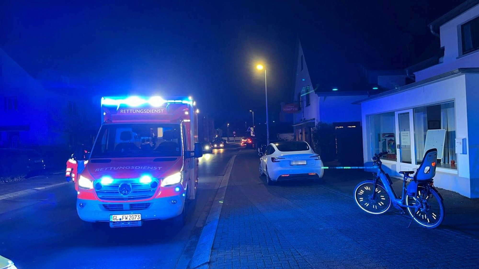 Ein Rettungswagen und ein Polizeifahrzeug stehen an einer Unfallstelle.