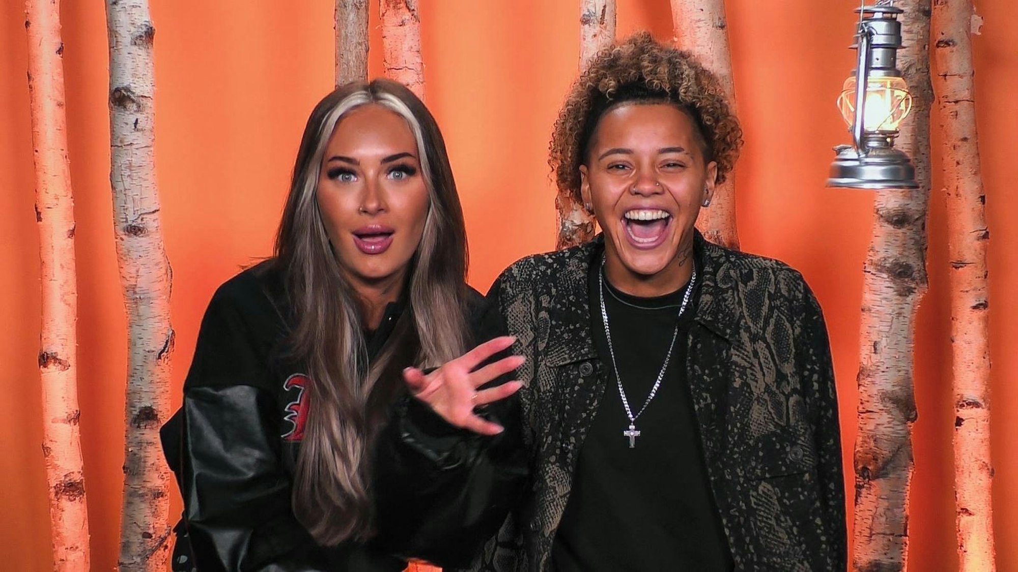 Sind keine Fans von Aleks' Theorien: Carina Nagel (links) und ihre Ehefrau Chika. (Bild: RLZWEI)