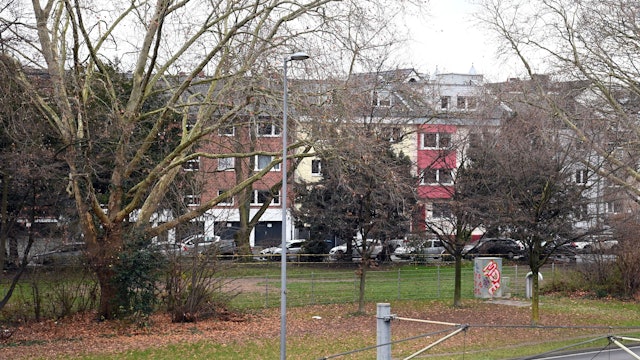 19.12.2025 Köln. Das erste Kölner Suchthilfezentrum (SHZ) soll auf einer Fläche am Perlengraben/Wilhelm-Hoßdorf-Straße entstehen. Dort befinde sich eine kleine Wiese zwischen den beiden Straßen. Foto: Alexander Schwaiger