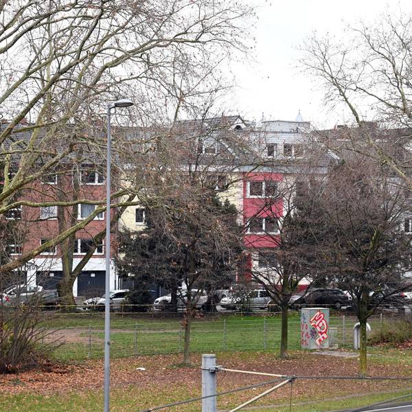 19.12.2025 Köln. Das erste Kölner Suchthilfezentrum (SHZ) soll auf einer Fläche am Perlengraben/Wilhelm-Hoßdorf-Straße entstehen. Dort befinde sich eine kleine Wiese zwischen den beiden Straßen. Foto: Alexander Schwaiger