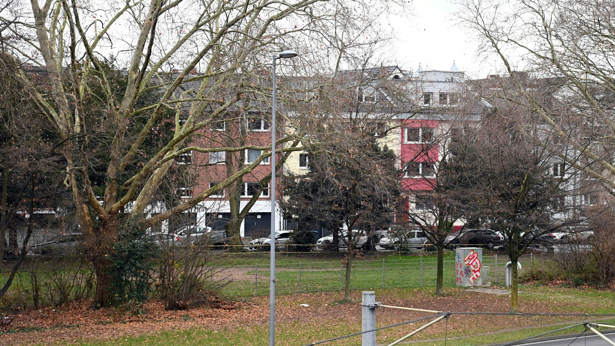 19.12.2025 Köln. Das erste Kölner Suchthilfezentrum (SHZ) soll auf einer Fläche am Perlengraben/Wilhelm-Hoßdorf-Straße entstehen. Dort befinde sich eine kleine Wiese zwischen den beiden Straßen. Foto: Alexander Schwaiger
