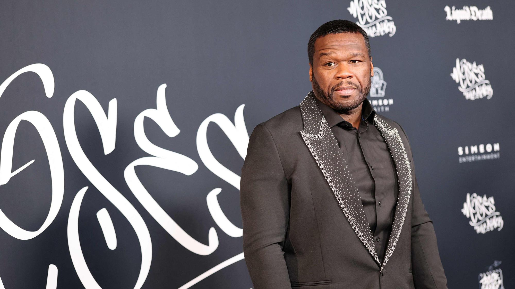 50 Cent posiert.