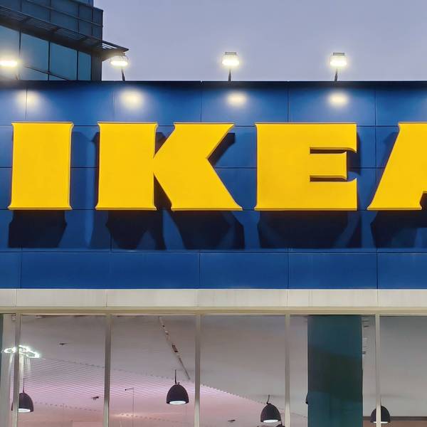 Der Schriftzug an einer Ikea-Filiale wird von Strahlern beleuchtet.