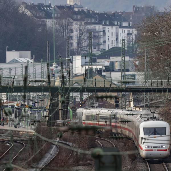 PRODUKTION - 21.01.2026, Nordrhein-Westfalen, Wuppertal: Ein ICE der Deutschen Bahn fährt durch Wuppertal. Die deutsche Bahn bereitet die Generalsanierung der Bahnstrecke zwischen Hagen und Köln vor. (zu dpa: «Strecke Köln–Hagen monatelang dicht – Busse statt Züge») Foto: Oliver Berg/dpa +++ dpa-Bildfunk +++