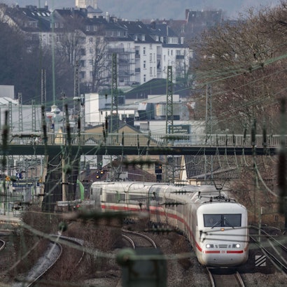 PRODUKTION - 21.01.2026, Nordrhein-Westfalen, Wuppertal: Ein ICE der Deutschen Bahn fährt durch Wuppertal. Die deutsche Bahn bereitet die Generalsanierung der Bahnstrecke zwischen Hagen und Köln vor. (zu dpa: «Strecke Köln–Hagen monatelang dicht – Busse statt Züge») Foto: Oliver Berg/dpa +++ dpa-Bildfunk +++