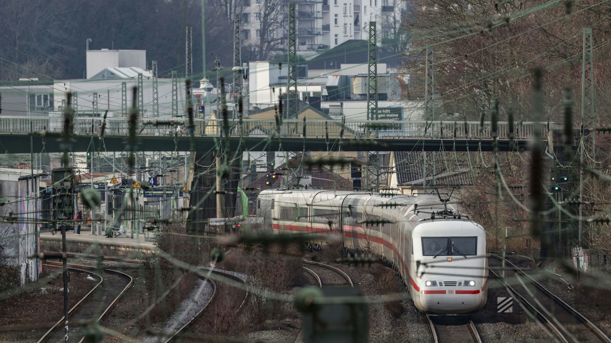 PRODUKTION - 21.01.2026, Nordrhein-Westfalen, Wuppertal: Ein ICE der Deutschen Bahn fährt durch Wuppertal. Die deutsche Bahn bereitet die Generalsanierung der Bahnstrecke zwischen Hagen und Köln vor. (zu dpa: «Strecke Köln–Hagen monatelang dicht – Busse statt Züge») Foto: Oliver Berg/dpa +++ dpa-Bildfunk +++