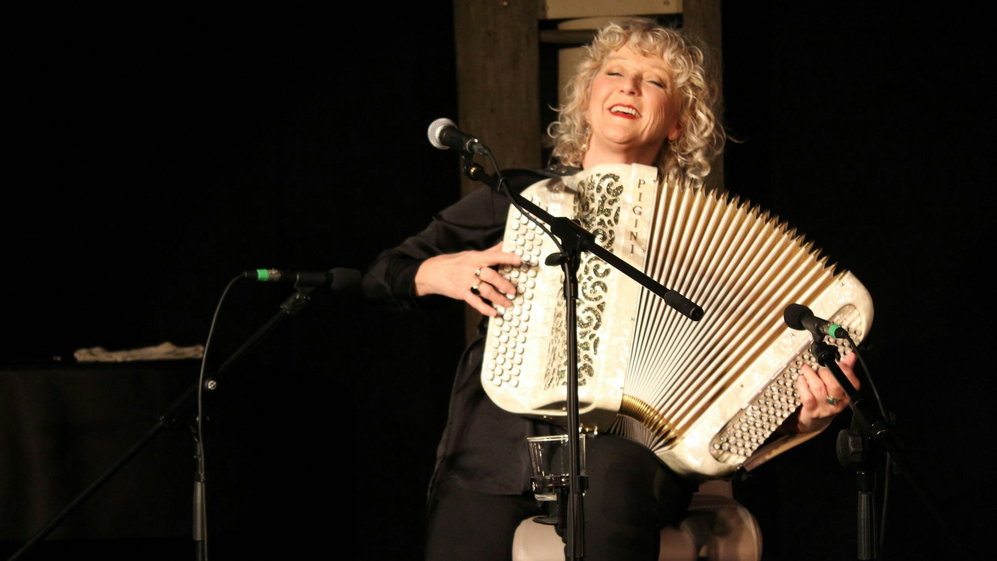 Mit Charme und französischer Leichtigkeit bezauberte die Akkordeonistin Lydie Auvray bei ihrem Solo in Hürth, nun kommt sie nach Eitorf.