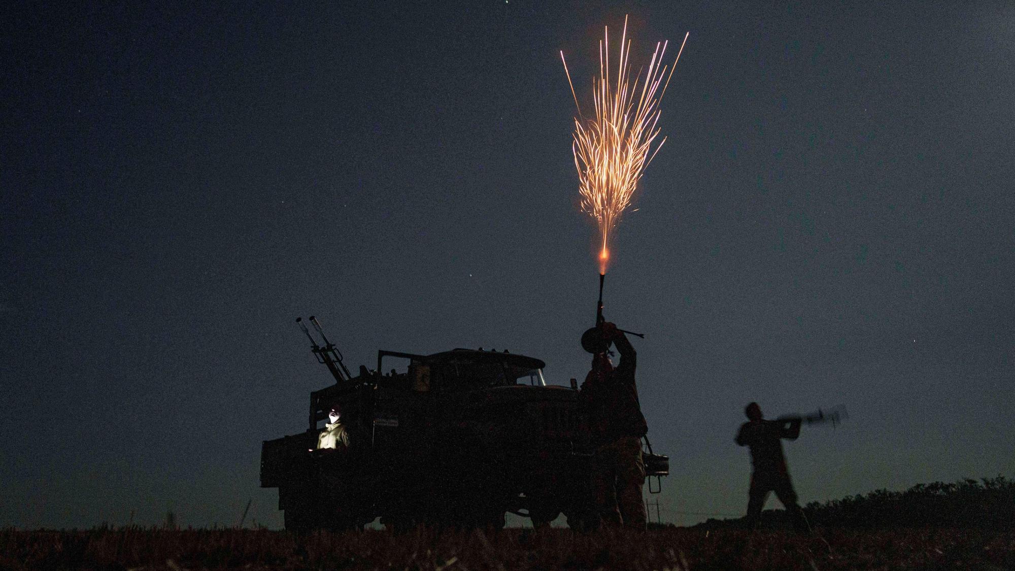 Ukrainische Soldaten der Luftverteidigungseinheit der 59. Brigade feuern auf russische Kampfdrohnen in der Region Dnipropetrowsk.