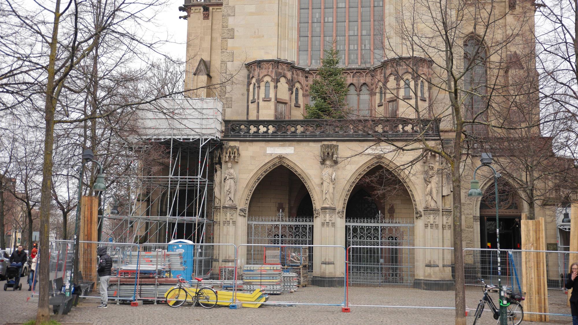 18.01.2026, Köln: Die Agneskirche ist aufgrund von Sanierungsarbeiten eingezäunt. Foto:Dirk borm