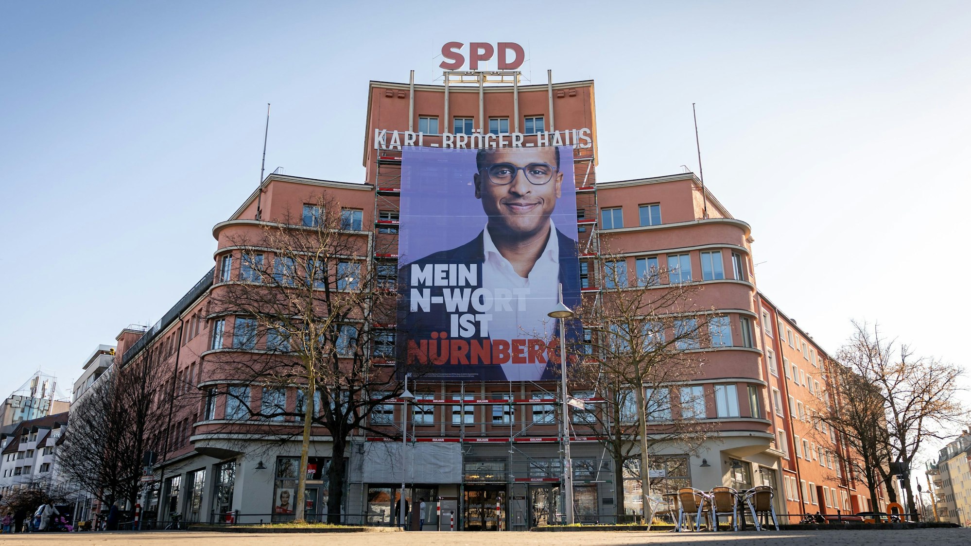 Das riesige Plakat der SPD in Nürnberg ist kaum zu übersehen.
