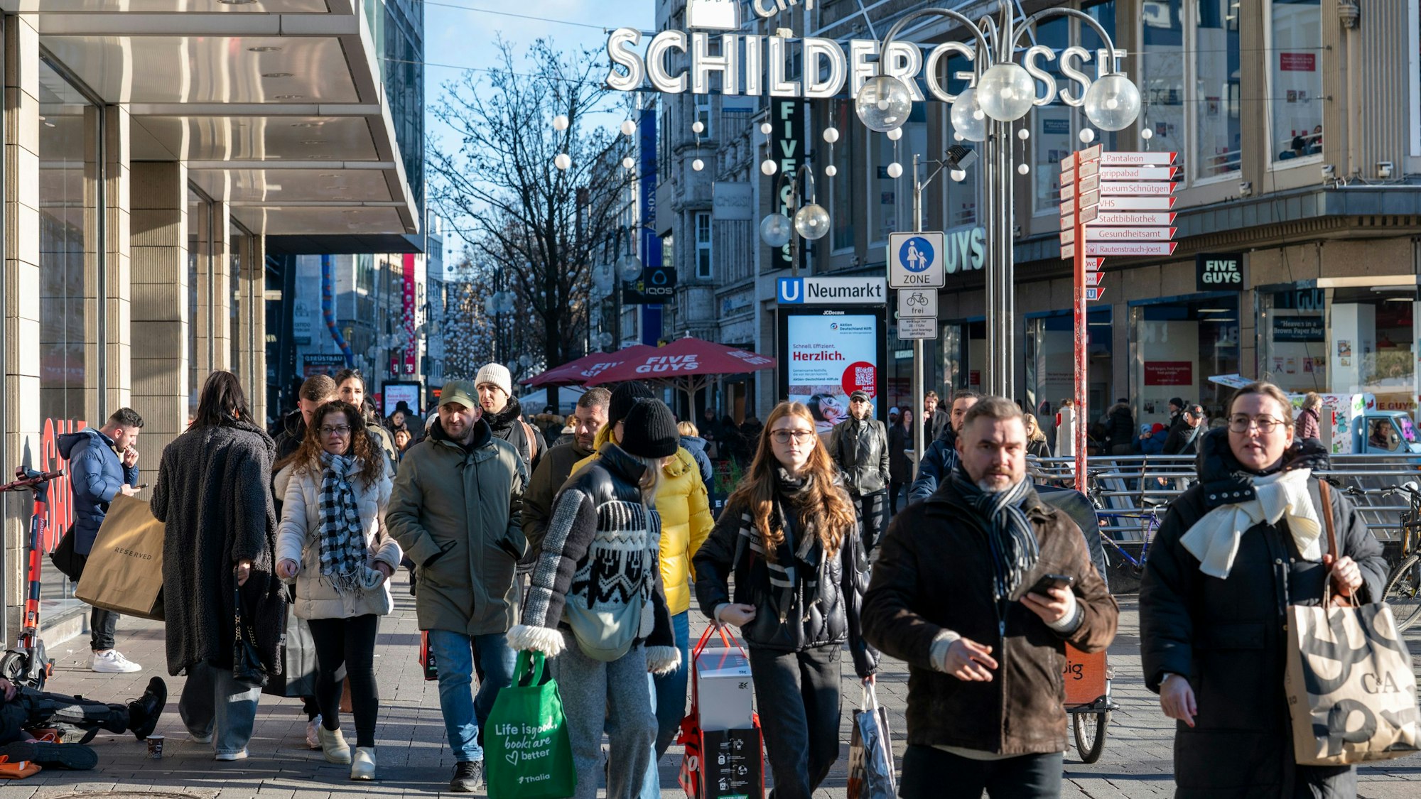Die Schildergasse ist die Kölner Einkaufsstraße mit den meisten Passanten.