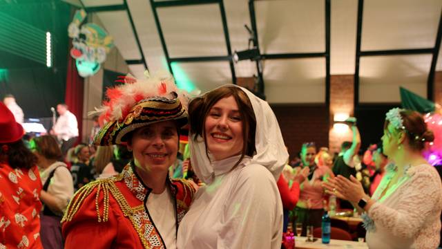 Das Bild zeigt zwei kostümierte Frauen, eine in rotem Sakko mit Piratenhut, eine zweite mit weißer Kapuzenrobe.