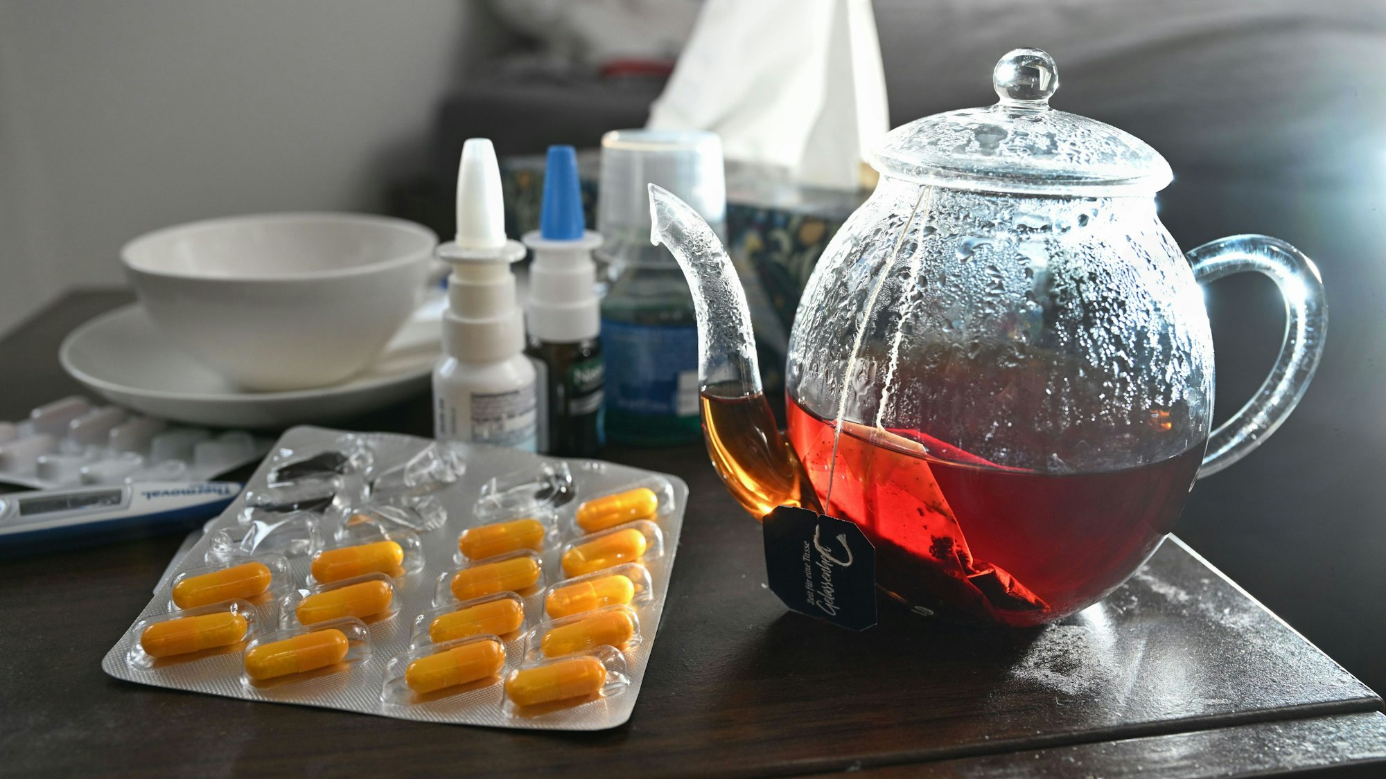 Das Bild zeigt Medikamente und eine Teekanne. (Symbolbild)