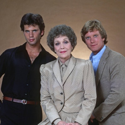 Lorenzo Lamas, Jane Wyman und William R. Moses prägten über viele Jahre als zentrale Figuren die Serie „Falcon Crest“.